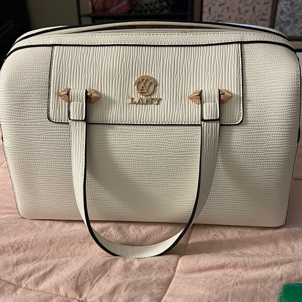 It’s a Lany Bag white and one size only